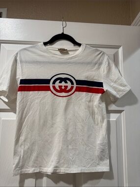 Boys Gucci White Crewneck T-Shirt with Navy and Red Stripe Logo